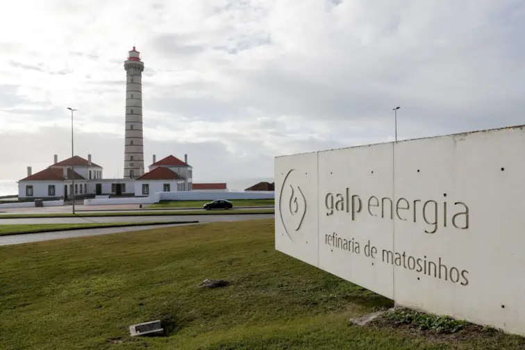 Descarga na antiga refinaria de Matosinhos está a ser mitigada e sob acompanhamento das autoridades ambientais